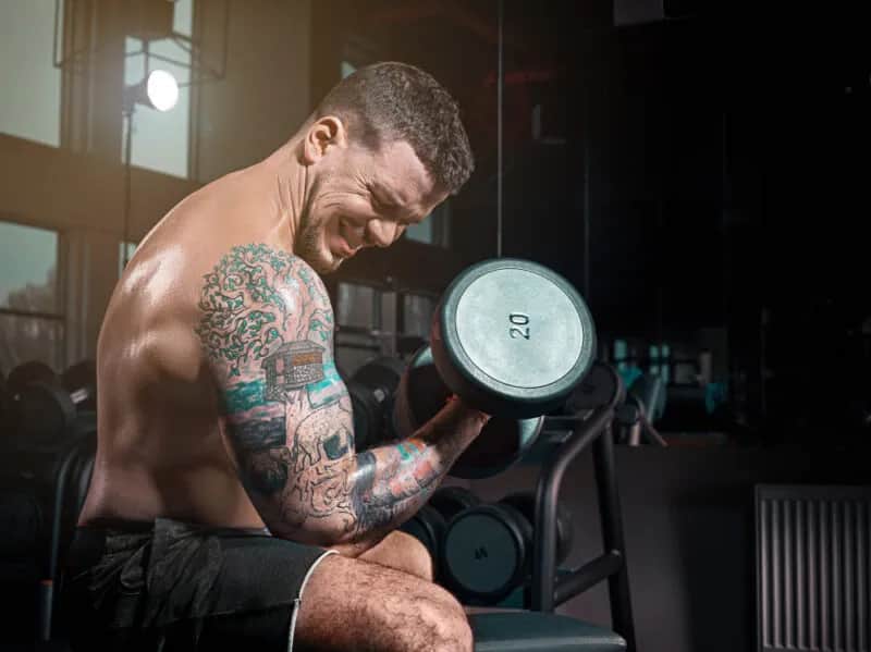 Czy tatuaż się rozciąga podczas ćwiczeń? Oto, co musisz wiedzieć