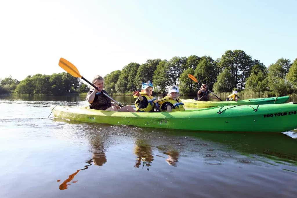 Spływ kajakowy Reda - najlepsze trasy, ceny i porady dla początkujących