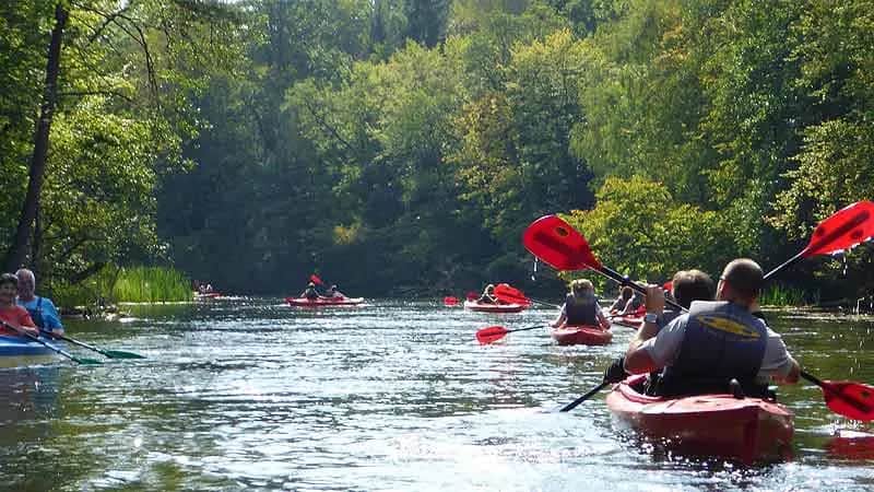 Spływ kajakowy Mikołajki - idealne trasy dla każdego poziomu zaawansowania