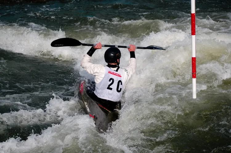 Kajakarstwo górskie w Krakowie - najlepsze trasy i kluby dla pasjonatów
