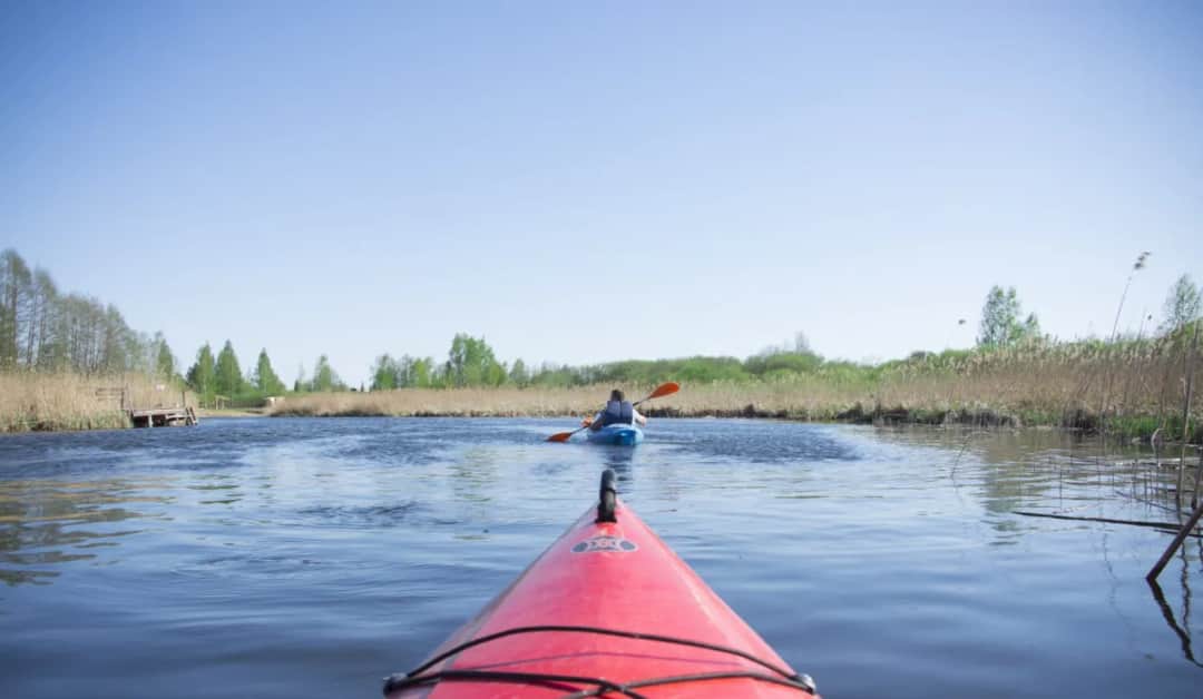 Co założyć na kajaki, by czuć się komfortowo i bezpiecznie?