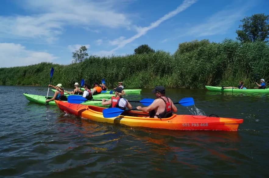 Kajakarstwo rekreacyjne: Jak bezpiecznie cieszyć się przygodą na wodzie