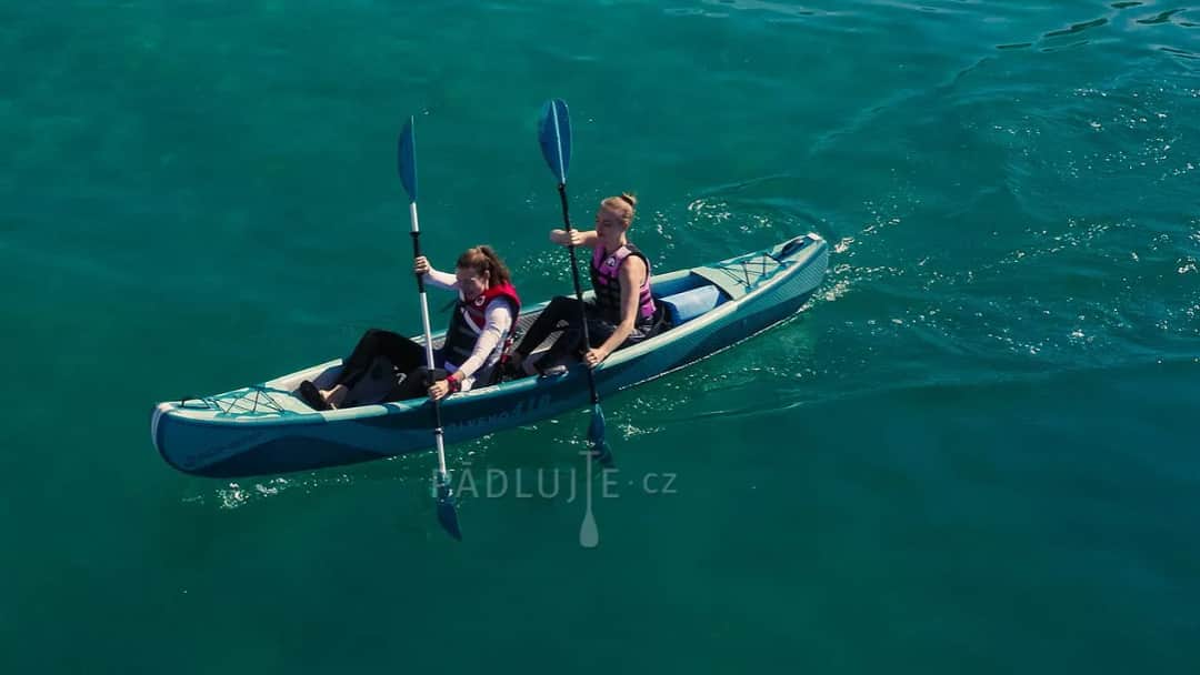 Jak wygląda kajak? Poznaj różne style i ich unikalne cechy